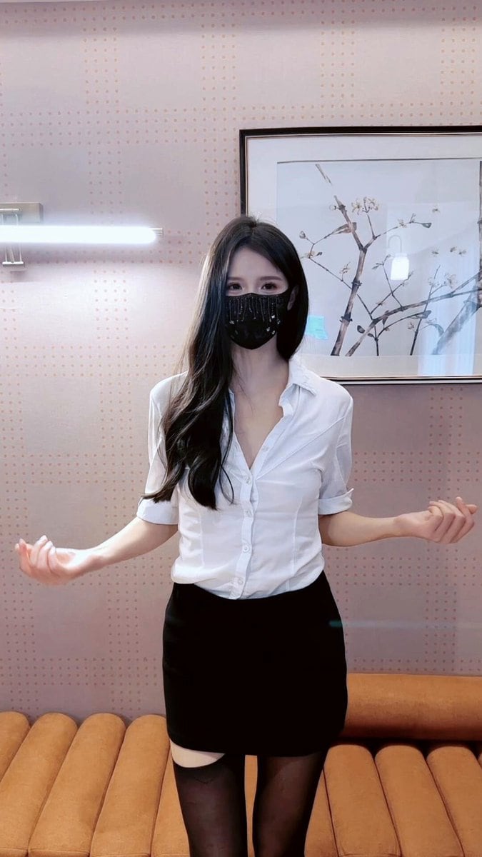 开场是规矩，中段是失序，最后只剩节拍在说话