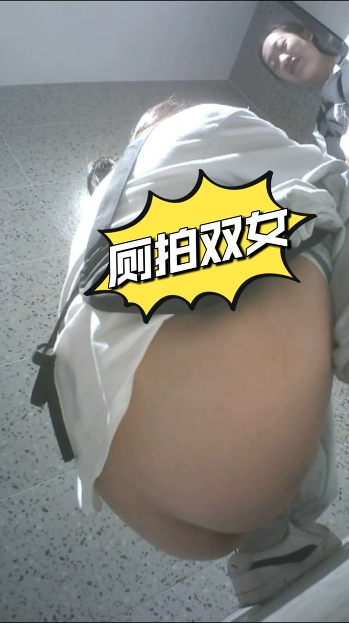 偷拍双女上厕所有说有笑看起来很暧昧