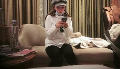 白衣帽子妹子啪啪穿上情趣装骑坐翘着屁股后入抬腿抽插.