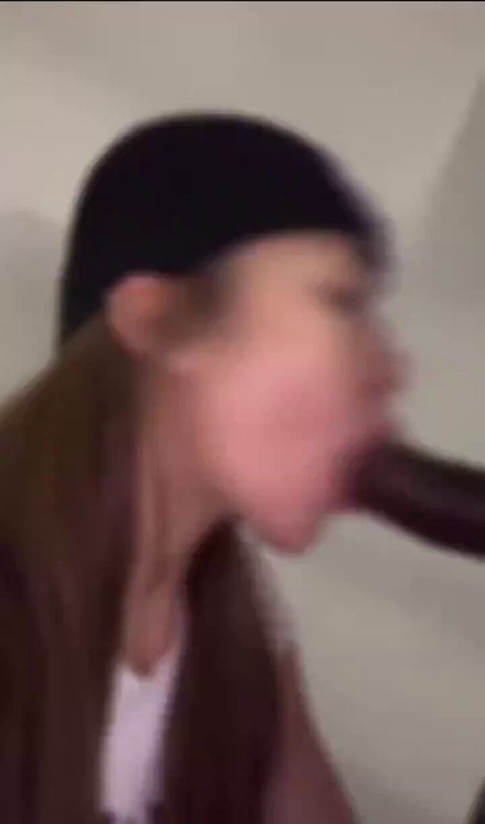 边告诉你她被黑屌干的有多爽一边撸着你几把??