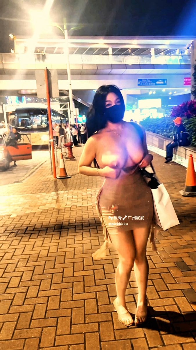 车站等车是太枯燥啦 ~ 抖抖奶！