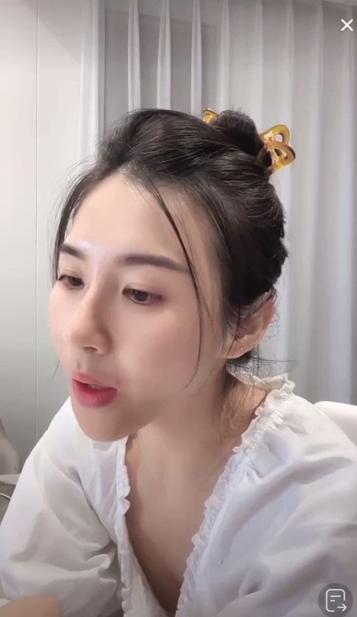 歌唱的还不错 就是奶子小了点