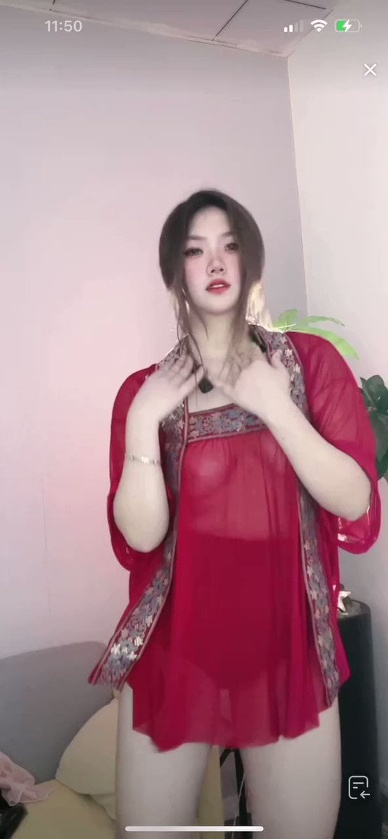 抖音直播 主播骚舞肚兜透视装露点
