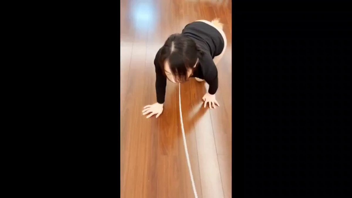 国产SM，调教美女小母狗，拴上狗链，插上尾巴，牵引，跪爬