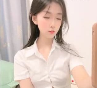 极品尤物衬衣短裙燥热自慰，手指深插假屌骑乘狂干美臀