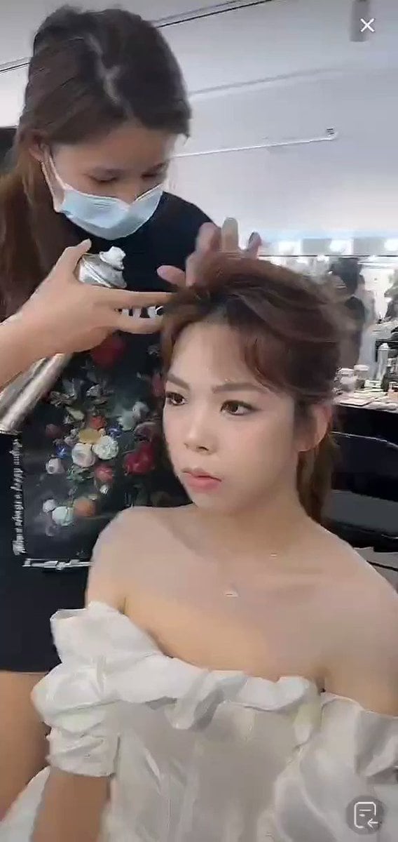 抖音直播 新娘妆主播露出小馒头