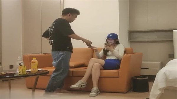 20岁的体重108175CM模特翘臀美腿身材无敌.