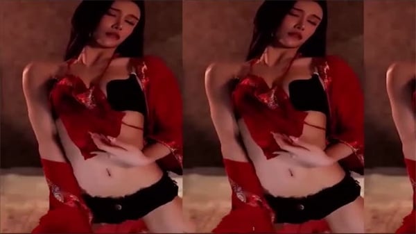 斗鱼艾可乐抹油露巨乳插乳沟双指插口脱衣舞超火定制