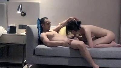 大叔约到年轻肤白嫩妹，温柔配合.